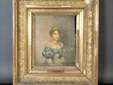 une vieille photo d'une femme en robe bleue dans un cadre doré