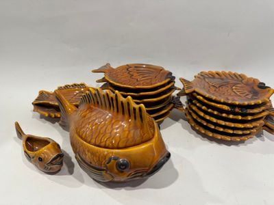 un grand nombre d'objets différents posés sur une table