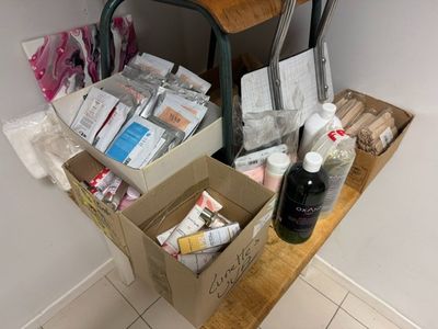 une boîte de médicaments et une bouteille de vin posées sur une table