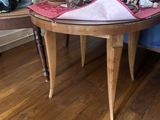 une petite table sur laquelle est posé un ordinateur portable, dans un salon