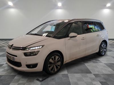 la citrole blanche est garee sur un carrelage en damier
