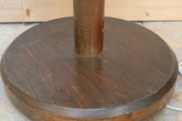 Un lampadaire en bois à deux petites étagères circulaire en … (photo 6)