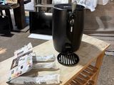 une cafetière posée sur une table en bois