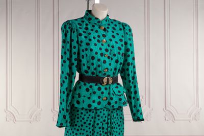 LOUIS FERAUD - Tailleur en soie damassée verte à pois noir, …