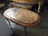 une table dont le plateau est en marbre