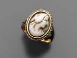 une bague romaine en or et ivoire, ornée d'une image représentant une femme