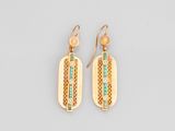 une paire de boucles d'oreilles en or ornées de turquoise et de pierres blanches