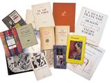 de nombreux livres posés les uns à côté des autres sur une table