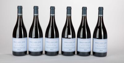 six bouteilles de vin rouge alignées