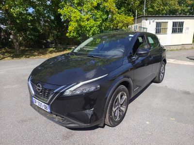 La voiture est garée sur le bord de la route, devant une maison.