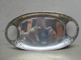 un plateau en argent avec un miroir sur une table