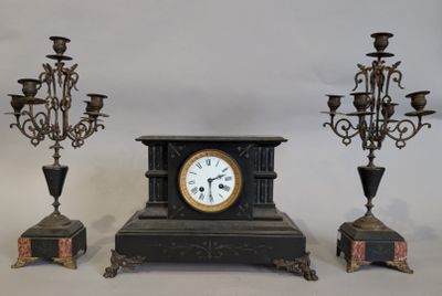 trois types d'horloges différents posés sur une table