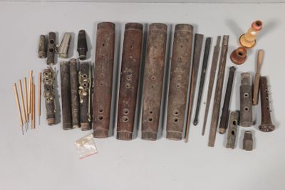 un grand nombre d'outils posés sur la table