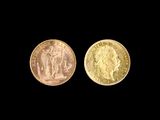 deux types différents de pièces d'or sur fond noir