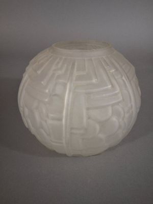 un vase blanc orné d'un motif en labyrinthe