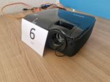 un petit projecteur posé sur une table sur laquelle est inscrit le chiffre 6