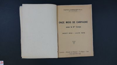 un livre ouvert sur une table, sur fond noir