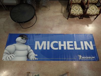 une enseigne « Michel Michel » posée au sol dans un magasin