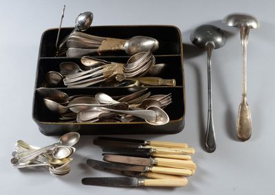 de nombreuses cuillères et fourchettes dans une boîte noire