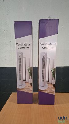 deux boîtes de couleurs « Ventilateur » posées sur une table en bois