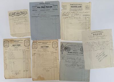 plusieurs vieux papiers sont empilés sur une table