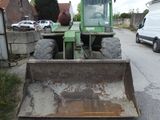 un tracteur garé sur le bord de la route