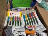une boîte en carton remplie de différents types d'outils