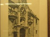 une photo d'un dessin représentant un bâtiment, dans un cadre