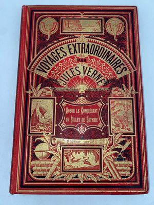 un vieux livre à la couverture rouge et aux lettres dorées