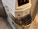 un mixeur posé par terre dans la cuisine