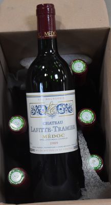 une bouteille de vin dans un carton contenant six bouteilles