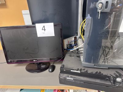 un écran d'ordinateur posé sur un bureau, à côté d'un autre écran d'ordinateur