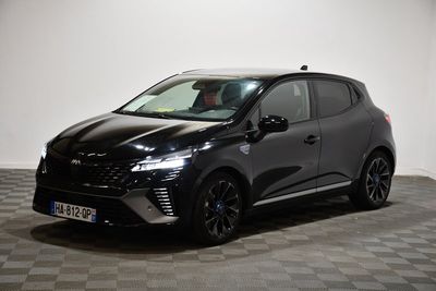 Une voiture noire est garée dans une pièce au sol en damier.