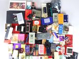 une pile de livres de toutes sortes posée sur une surface blanche