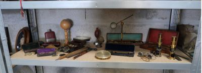une étagère contenant divers objets dans une pièce