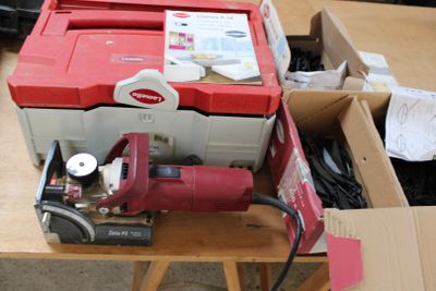 une boîte à outils posée sur une table en bois