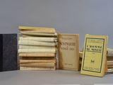 plusieurs livres sont empilés sur une table