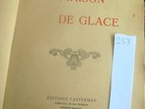 un livre sur lequel est collée une étiquette portant l'inscription « La Maison de Glace »