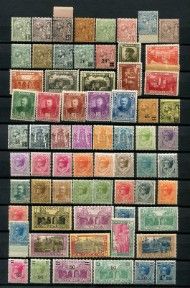 une collection de vieux timbres-poste sur fond noir