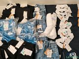 de nombreux types de vêtements exposés sur une table