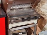 une photo d'un grill dans une cuisine avec une armoire rouge