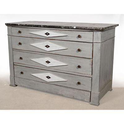 une commode dont le dessus est en marbre