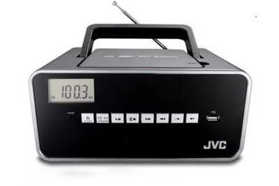une horloge posée sur une radio