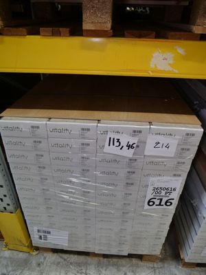 une grande pile de cartons posée sur une étagère dans un magasin