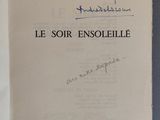 un livre ouvert avec une écriture dessus, posé sur une table