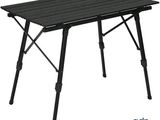 une table noire avec un plateau et des pieds noirs