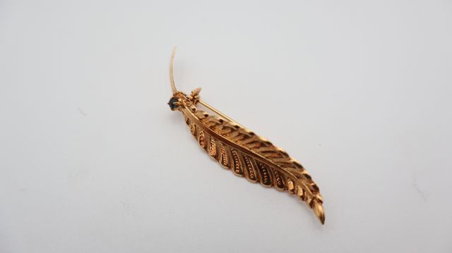 Broche en or jaune 18 carats 750 millièmes figurant une feuille à...