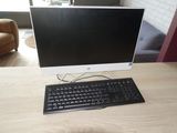 un ordinateur de bureau posé sur une table avec un clavier et une souris