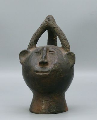 l'image d'une statue d'un homme avec un chapeau sur la tête
