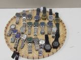 tout un tas de montres posées sur un plateau